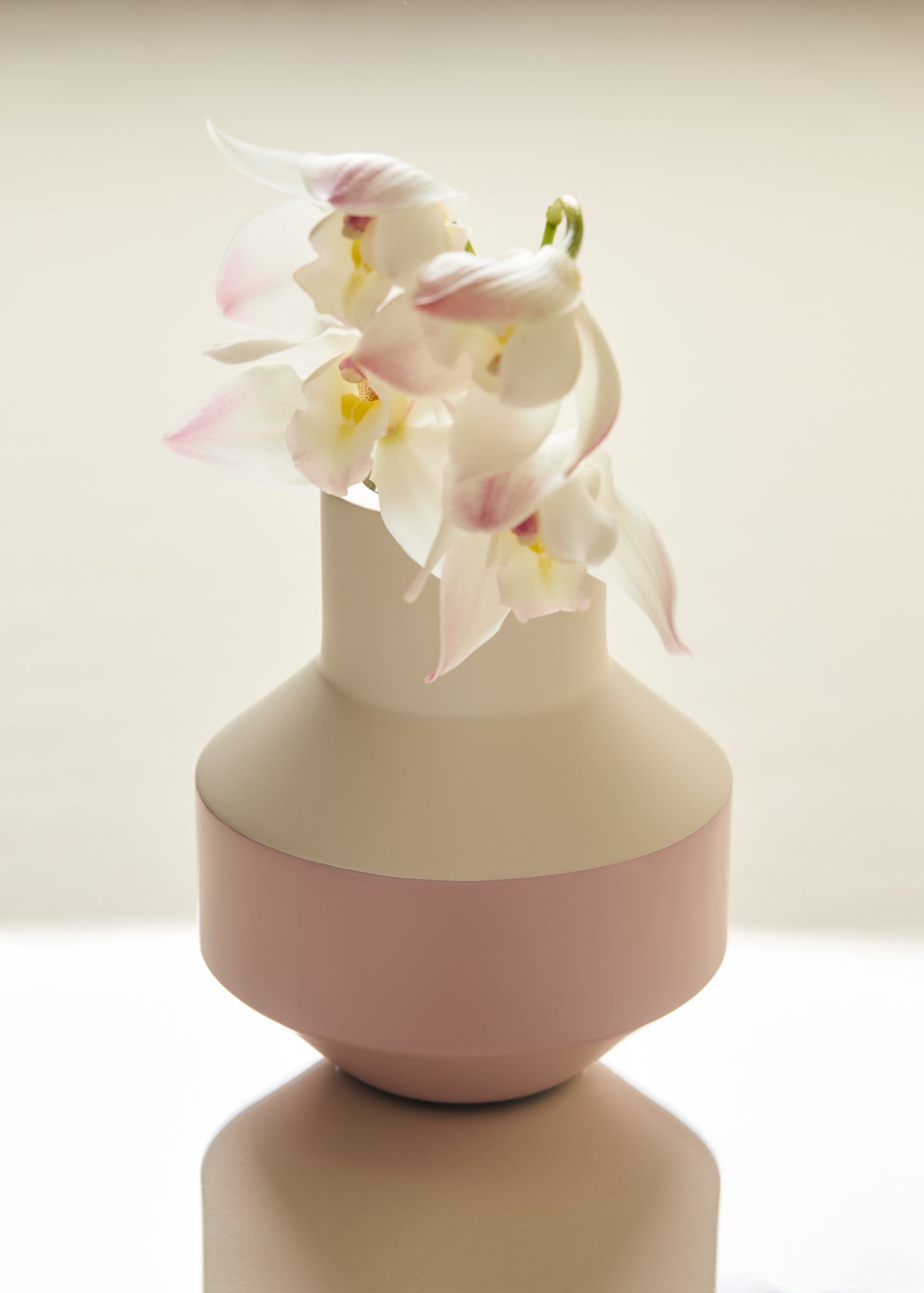 Lustro Lacquered Vase
